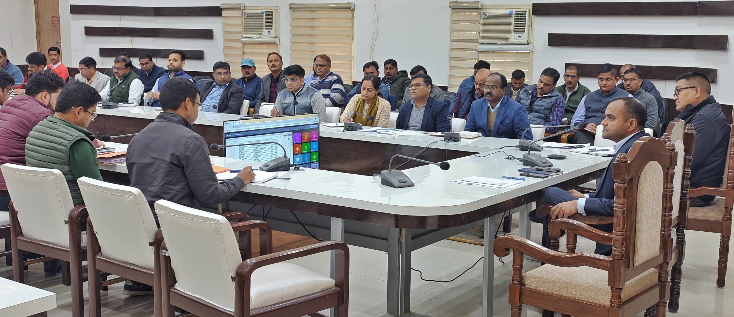 जिलाधिकारी ने जिला स्तरीय अधिकारी  के साथ समीक्षा बैठक की