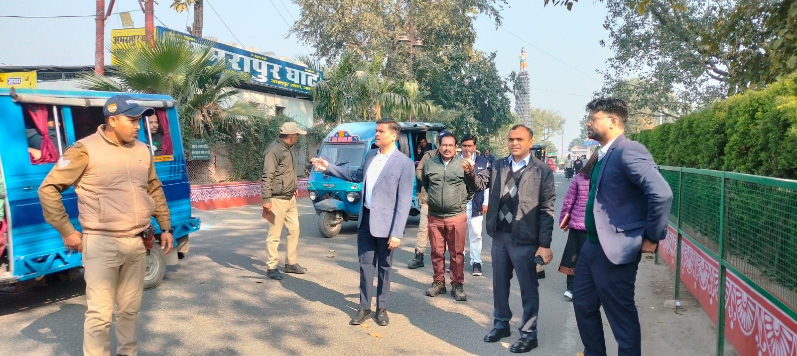 जिलाधिकारी मयूर दीक्षित ने अमरापुर घाट एवं शंकराचार्य चौक पर सफाई व्यवस्था का लिया जायजा