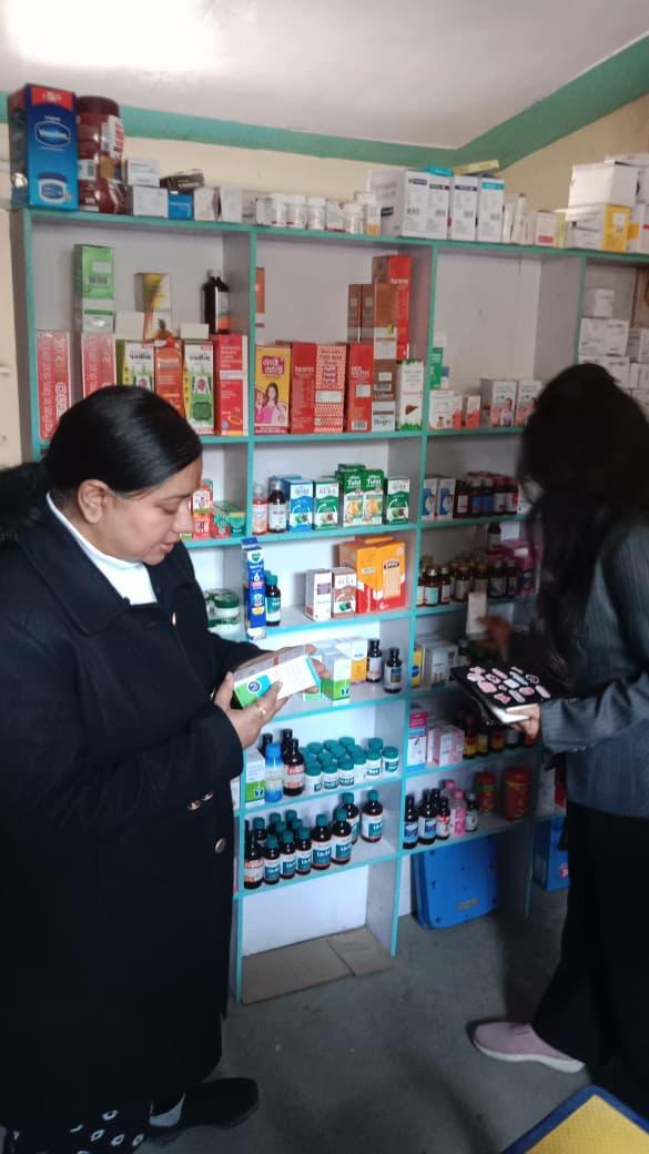 जिला विधिक सेवा प्राधिकरण की सचिव शचि शर्मा ने अचानक मेडिकल हॉल का निरीक्षण किया