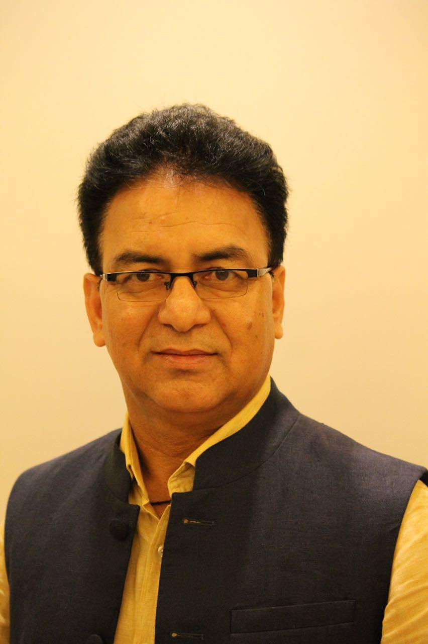 पलायन के दौर में पहाड़ों के लिए उम्मीद की मिसाल बने श्री राज भट्ट जो प्रतिवर्ष दो माह अपने लोगों के बीच, अपनी भाषा व पहाड़ी भोजन पर जीते हैं।