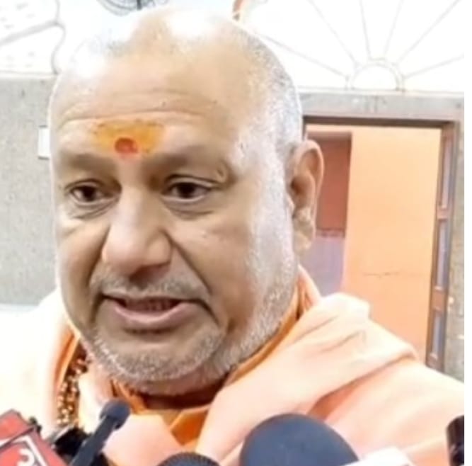 जूना अखाड़े ने अपने दो महामंडलेश्वरों को पद से हटाते हुए अखाड़े से निष्कासित करने का निर्णय लिया है