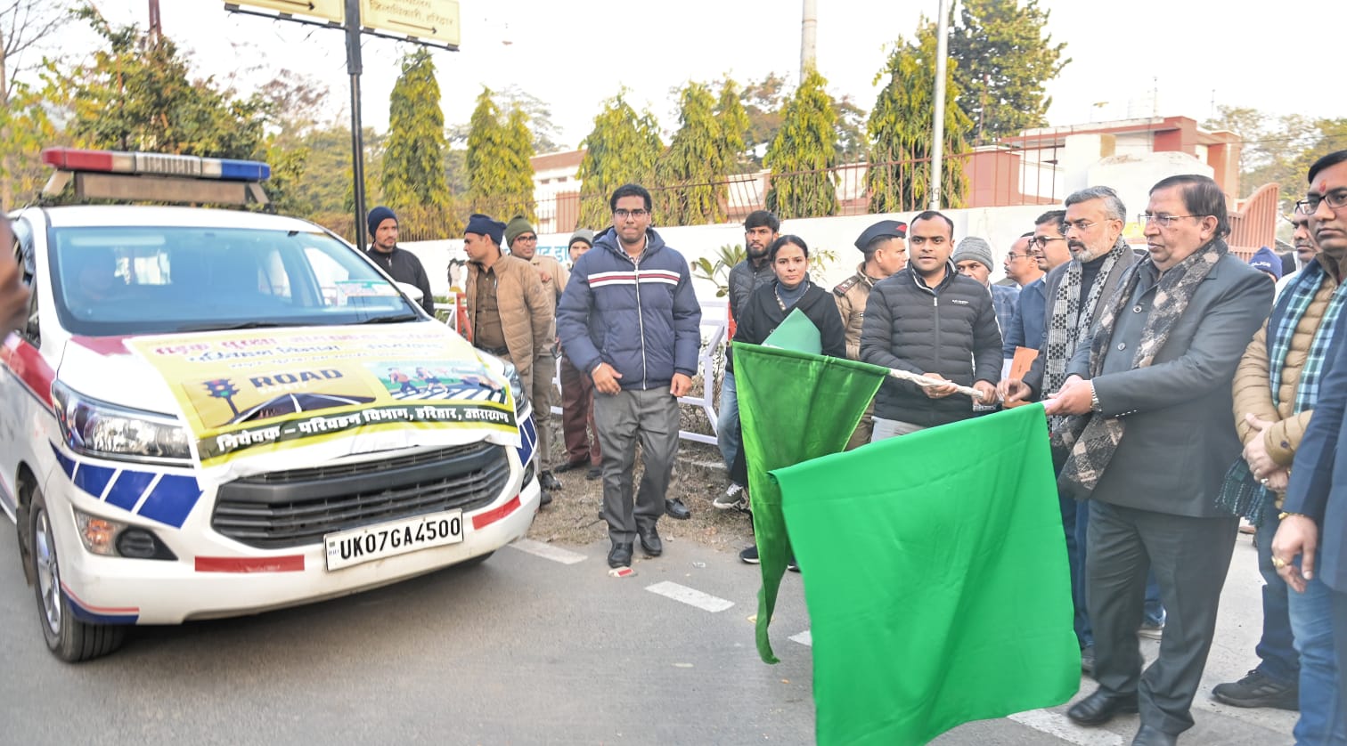 सड़क सुरक्षा माह के अंतर्गत जागरूकता वाहन रैली को हरी झंडी दिखाकर किया रवाना
