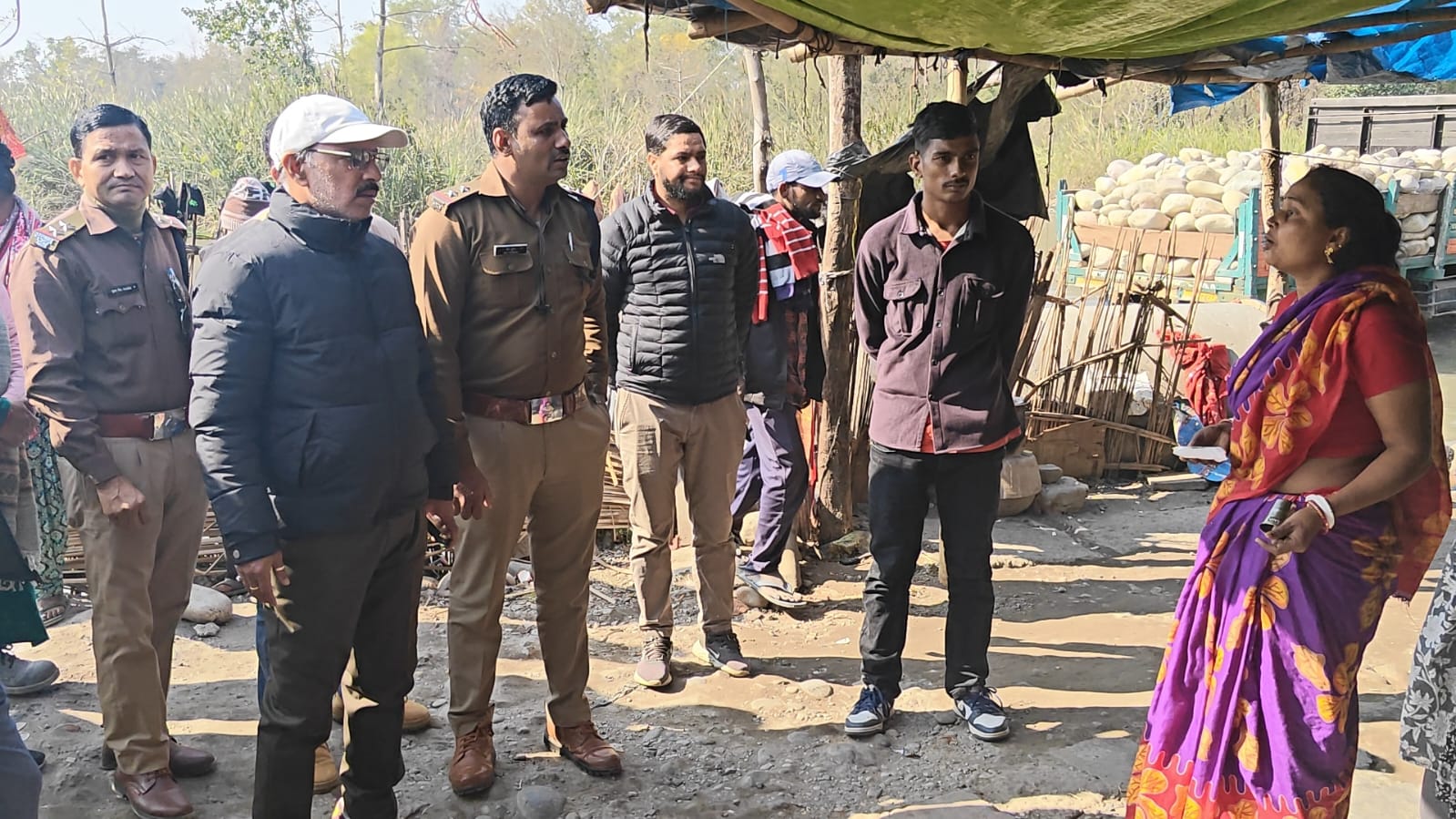 टनकपुर बैराज क्षेत्र में प्रशासन का सख्त एक्शन, 6 अवैध दुकानों पर चला बुलडोजर