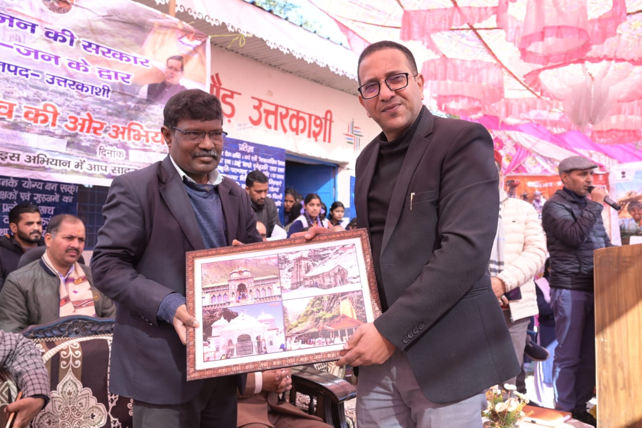 वित्त सचिव डॉ. वी. षणमुगम और जिलाधिकारी प्रशांत आर्य ने बनचौरा में सुनीं ग्रामीणों की समस्याएं