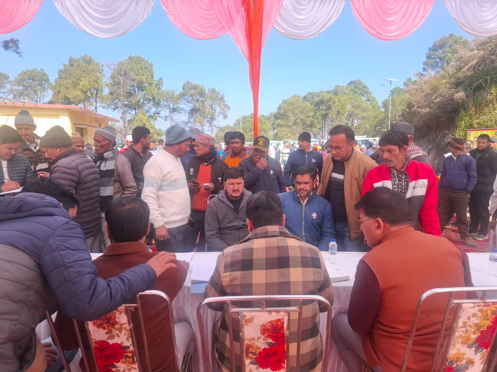 ‘सरकार जनता के द्वार’ शिविर में उमड़ा जनसैलाब, डीएम के न आने से दिखी मायूसी