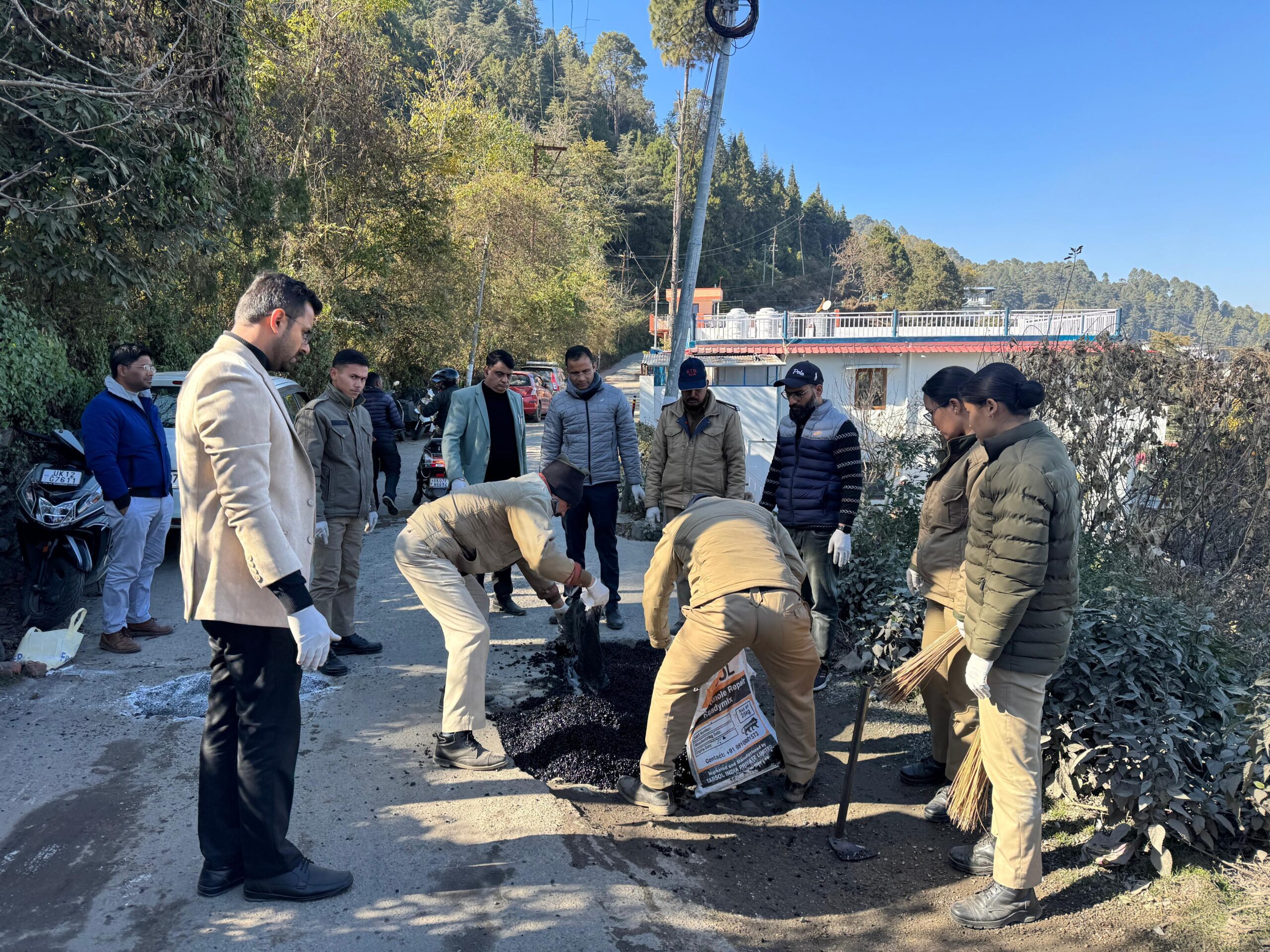 सड़कों को गड्ढा -मुक्त करने हेतु चलाया अभियान