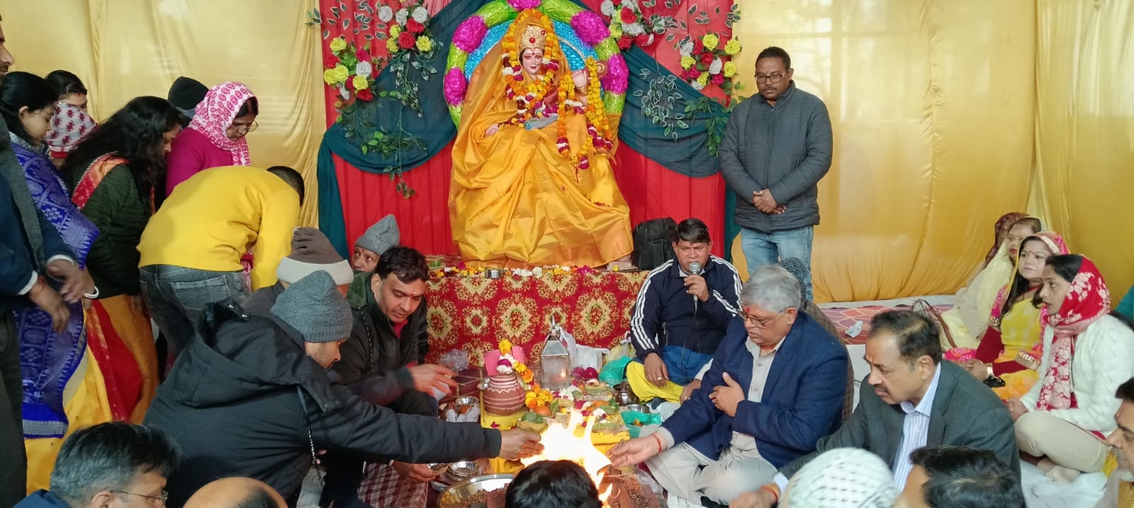 घनघोर वर्षा के बीच रामलीला मैदान में भव्य सरस्वती पूजा सम्पन्न, सैकड़ों श्रद्धालुओं की सहभागिता