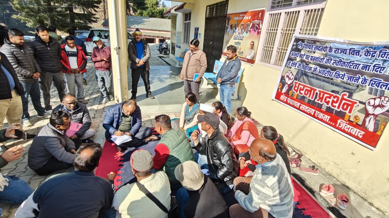 दरी पर बैठकर सुनते रहे जनप्रतिनिधियों की पीड़ा, भेदभाव खत्म करने और प्रस्ताव शामिल करने का दिया आश्वासन