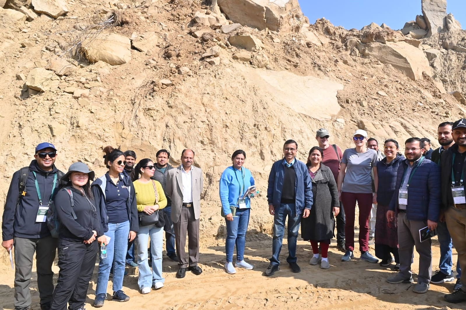 मनसा देवी हिल पहाड़ियाँ पर हो रहे भूस्खलन के उचित प्रबंधन हेतु उत्तराखंड भूस्खलन न्यूनीकरण एवं प्रबंधन केंद्र की टीम ने किया स्थलीय निरीक्षण