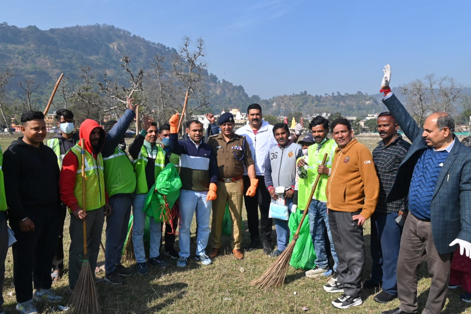 जिलाधिकारी मयूर दीक्षित के निर्देशन में एक दिन एक घंटा एक साथ थीम पर जनपद हरिद्वार में चलाया गया महा मेगा सफाई अभियान
