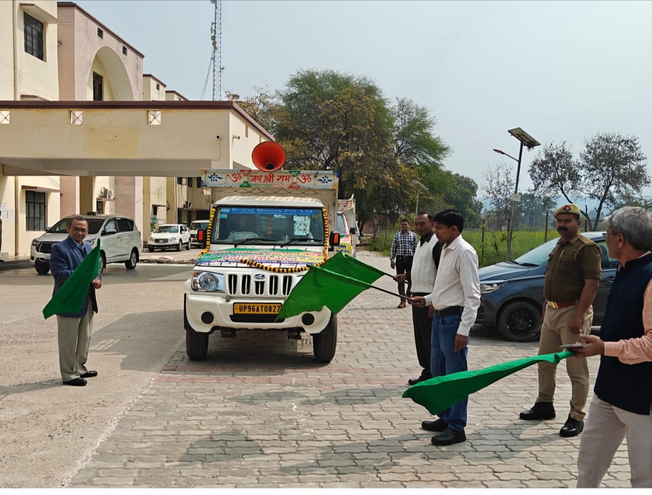 फार्मर रजिस्ट्री न होने पर रुक सकती है किसान सम्मान निधि, सीडीओ ने प्रचार वाहनों को दिखाई हरी झंडी