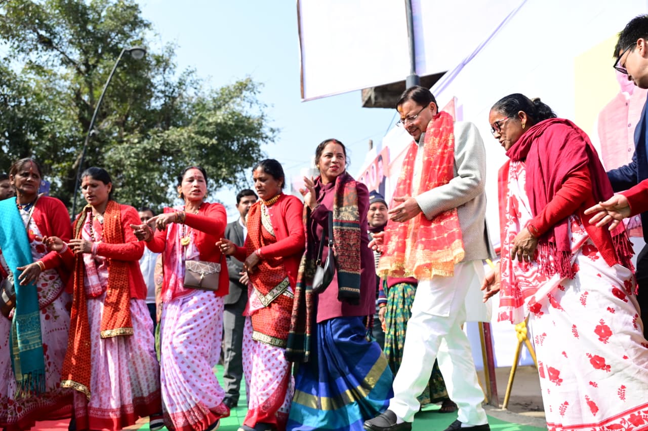 टनकपुर में संस्कृति और समरसता का उत्सव, मुख्यमंत्री ने लिया खिचड़ी प्रसाद