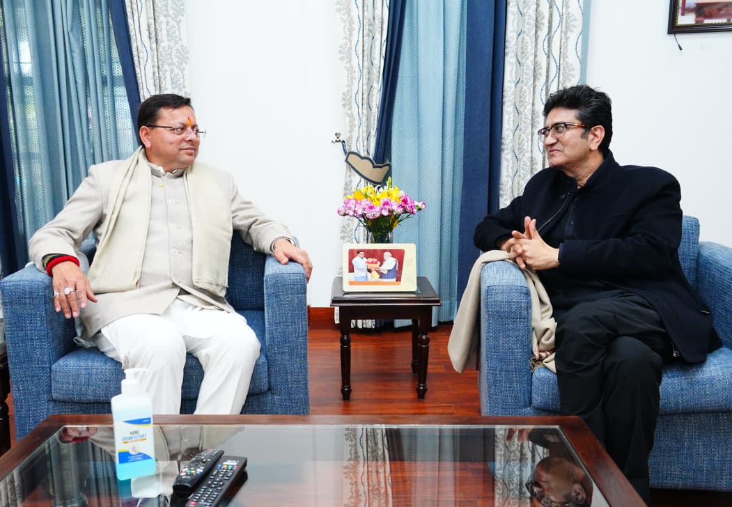 उत्तराखंड के मुख्यमंत्री श्री पुष्कर सिंह धामी से आज मुख्यमंत्री आवास में केंद्रीय फिल्म प्रमाणन बोर्ड (सीबीएफसी) के अध्यक्ष, प्रख्यात लेखक, कवि एवं गीतकार श्री प्रसून जोशी ने शिष्टाचार भेंट की।