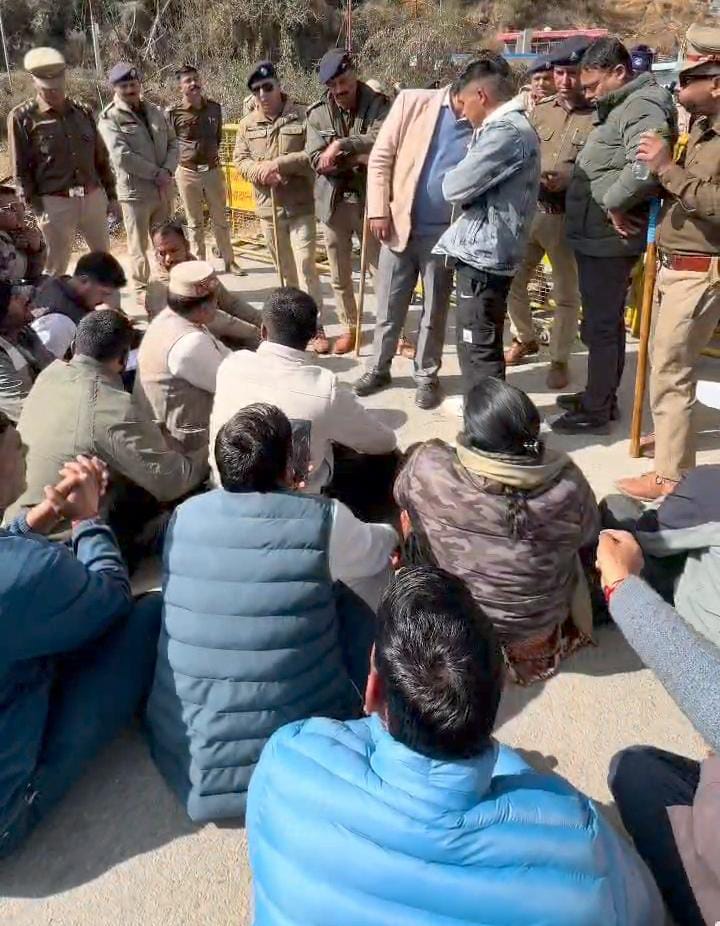 शांतिपूर्ण प्रदर्शन को रोकने पर भड़के कांग्रेस नेता, बोले— यह लोकतंत्र नहीं तानाशाही है।