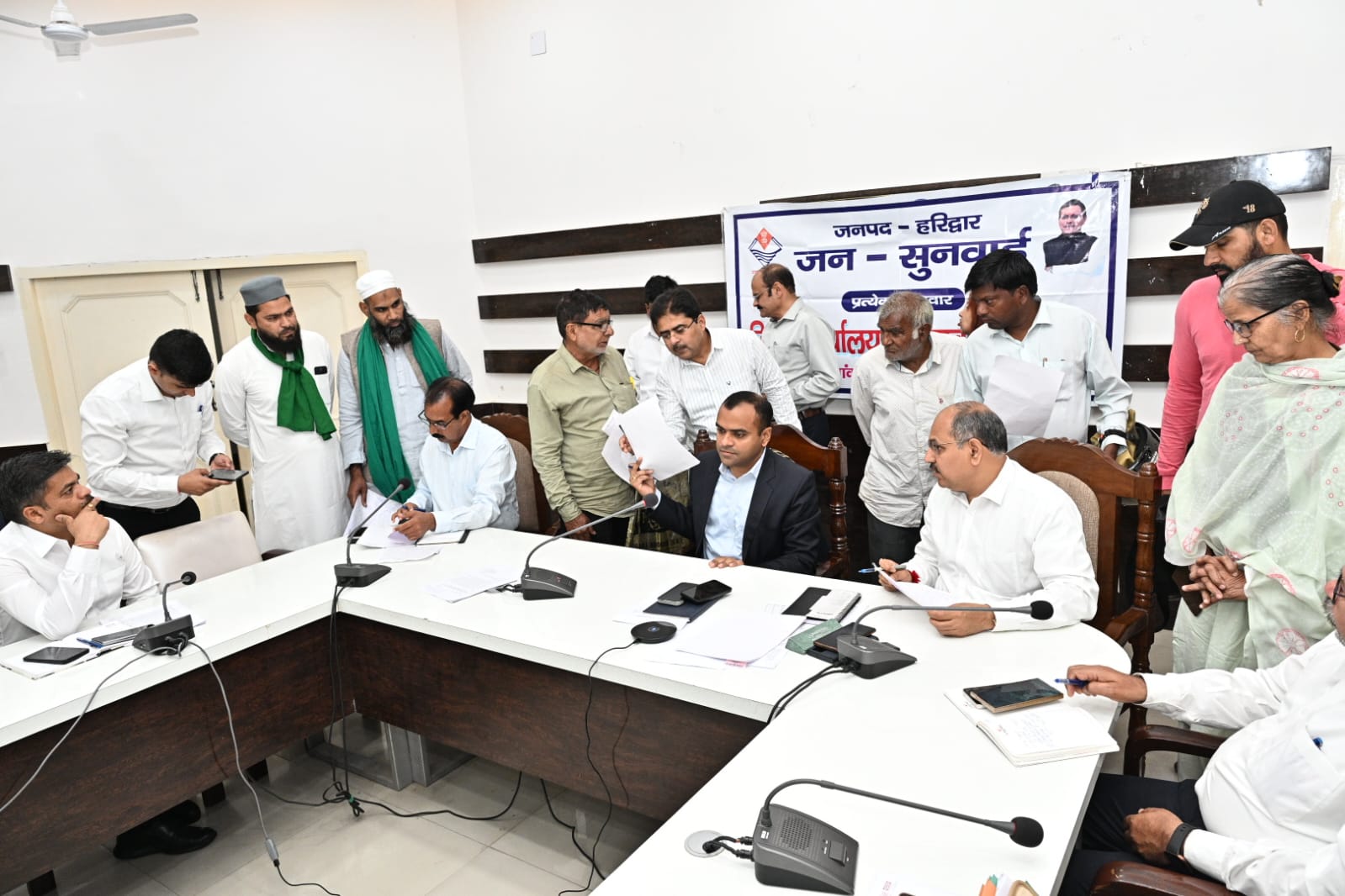 जनसुनवाई में जिलाधिकारी ने सुनीं जनता की फरियाद