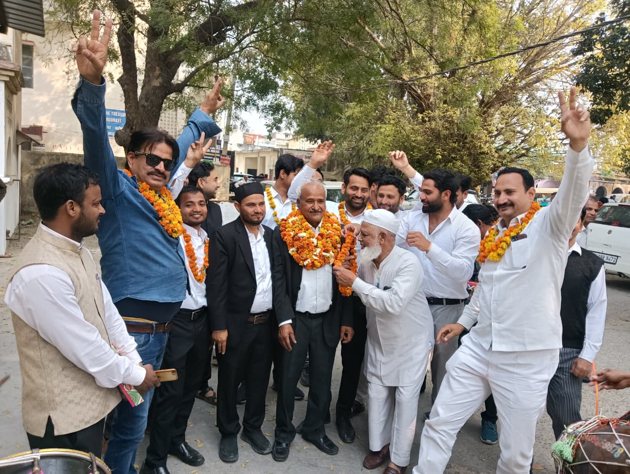 बार काउंसिल सदस्य बनने पर राव मुनफैत का अधिवक्ताओं ने किया जोरदार स्वागत