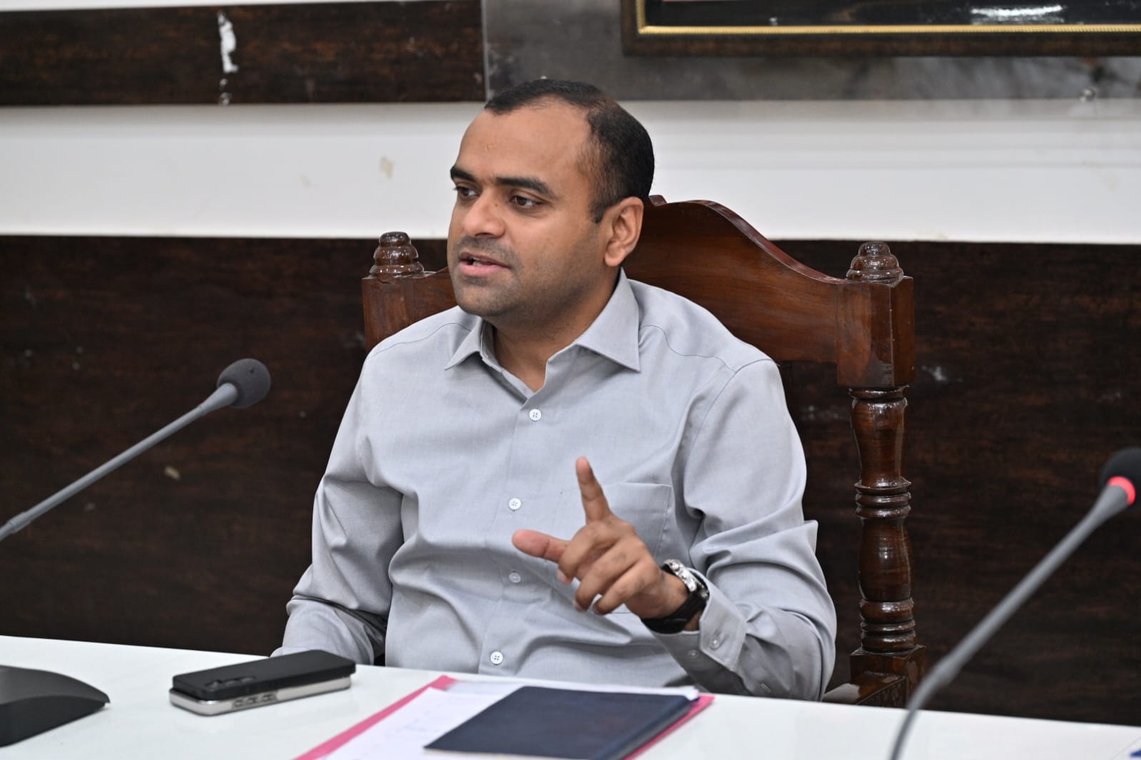 सड़क दुर्घटनाओं को नियंत्रण करने के लिए तेज रफ्तार एवं शराब पीकर वाहन चलने वालों पर की जाए सख्त कार्यवाही – जिलाधिकारी        