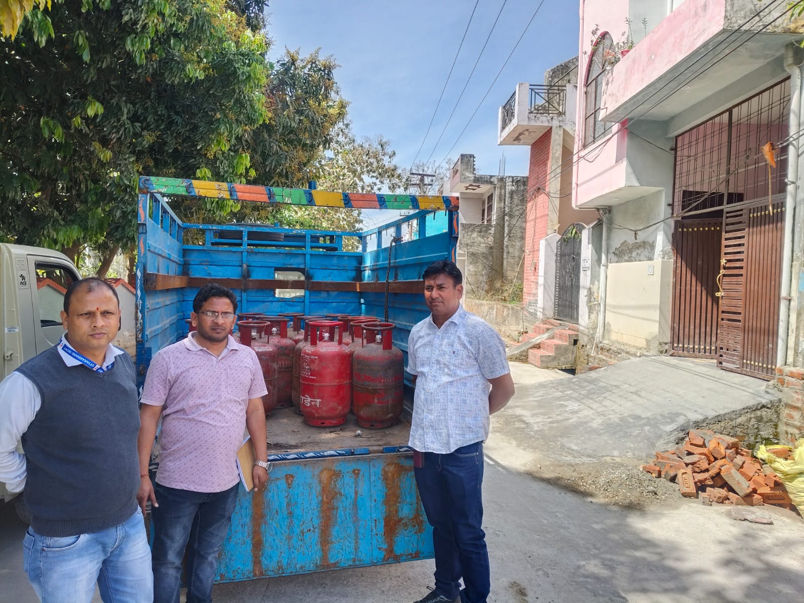 जिलाधिकारी मयूर दीक्षित के निर्देशन में जिला पूर्ति विभाग द्वारा गैस की कालाबाजारी करने वाले के खिलाफ निरंतर की जा रही है कार्यवाही