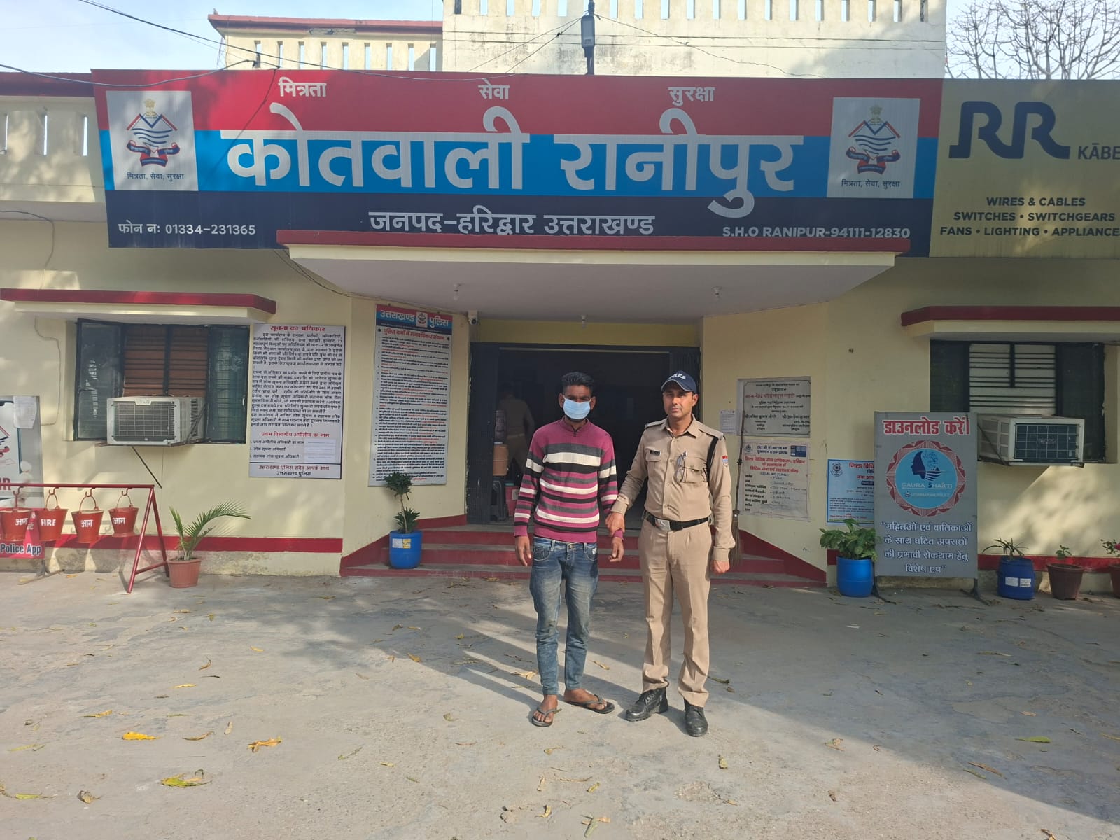 चोरी के मामले में फरार वारंटी को घर से दबोचा