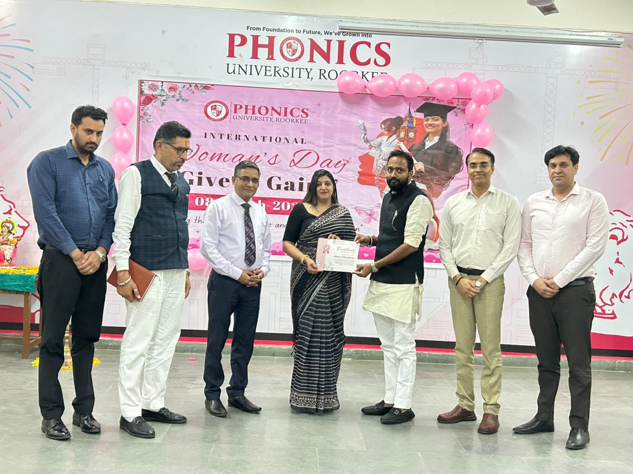 फोनिक्स यूनिवर्सिटी में हर्षोल्लास के साथ मनाया गया अंतरराष्ट्रीय महिला दिवस