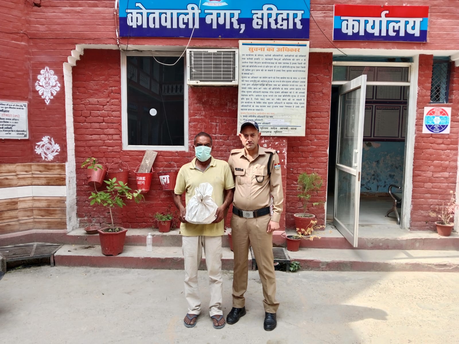 कोतवाली नगर पुलिस ने हरियाणा निवासी तस्कर को 24 पव्वों के साथ दबोचा