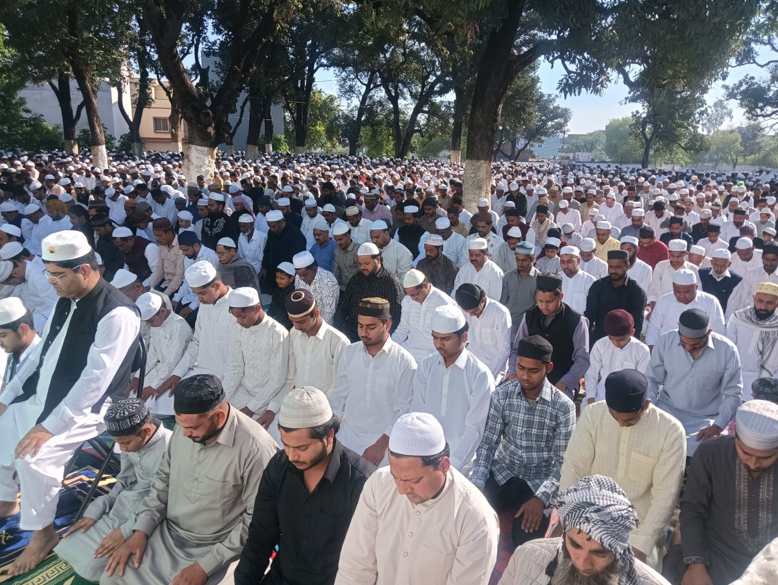 रुड़की में गंगा-जमुनी तहजीब की अनूठी मिसाल: ईद पर पुष्प वर्षा, मिठाई बांटकर दी मुबारकबाद, हिंदू-मुस्लिम एकता की दिखी मिसाल