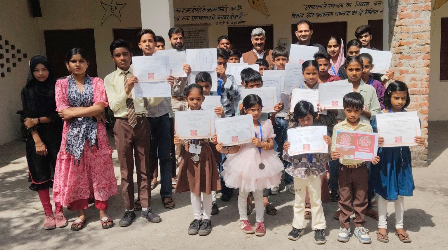 रहमानिया पब्लिक हाई स्कूल के परीक्षा परिणाम में छात्र-छात्राओं का दबदबा, प्रतिभावान विद्यार्थियों ने बढ़ाया गांव का मान