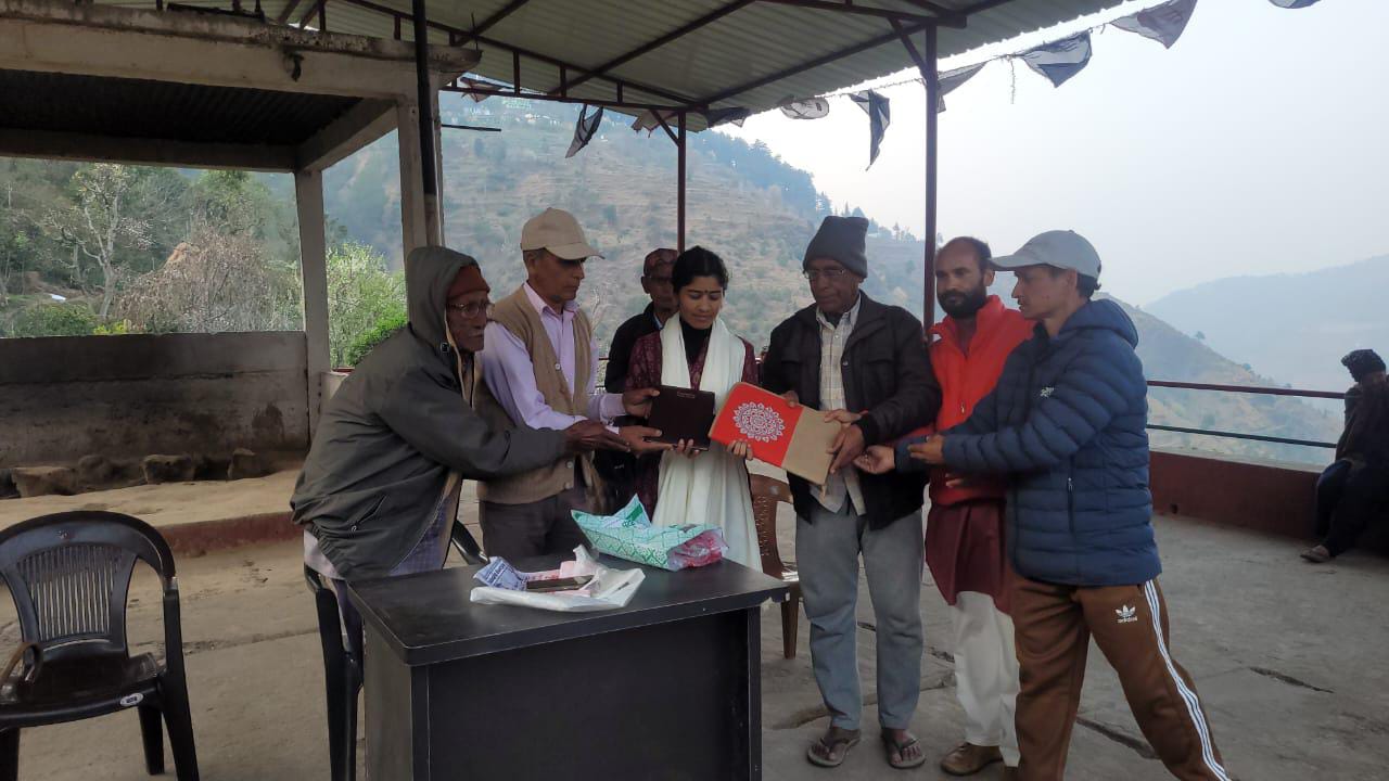 बंतोली की बेटी कुसुम फर्त्याल ने बढ़ाया क्षेत्र का मान, जेआरएफ में 99.5 अंक हासिल कर गांव में बना गौरव का माहौल।