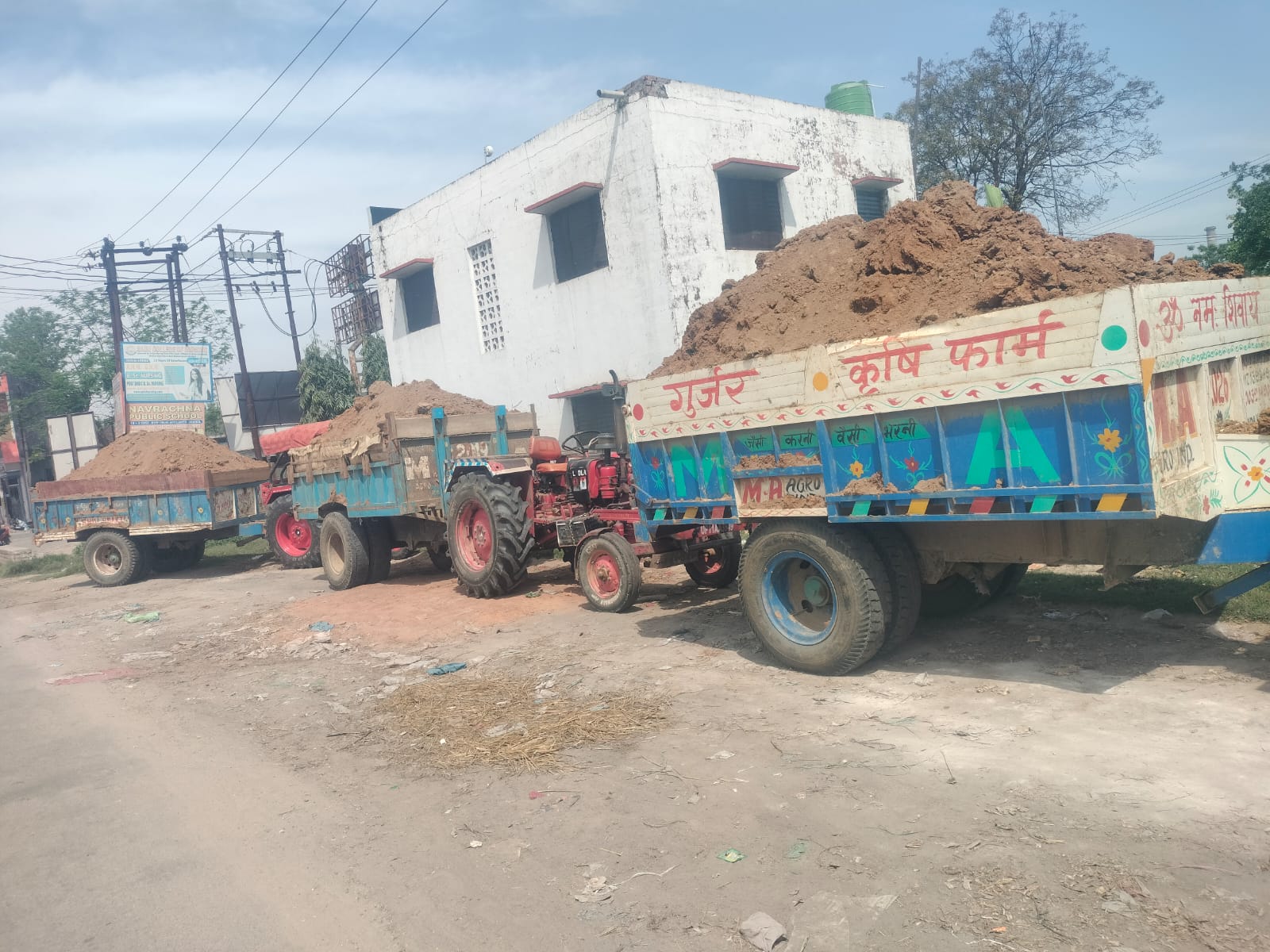 नए कोतवाल का पदभार संभालते ही अवैध खनन पर चला डंडा, मिट्टी लदी तीन ट्रैक्टर-ट्रॉलियां सीज