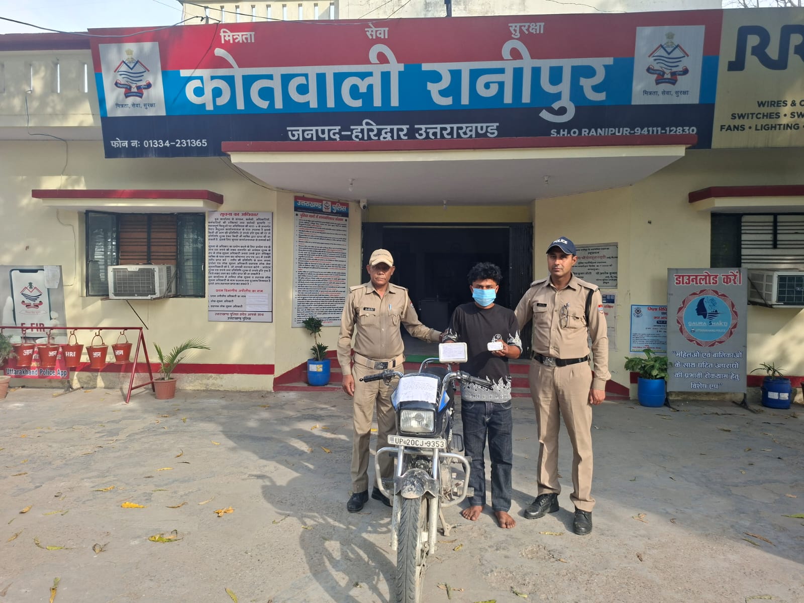 पुलिस ने फर्जी नंबर प्लेट और स्मैक के साथ तस्कर दबोचा