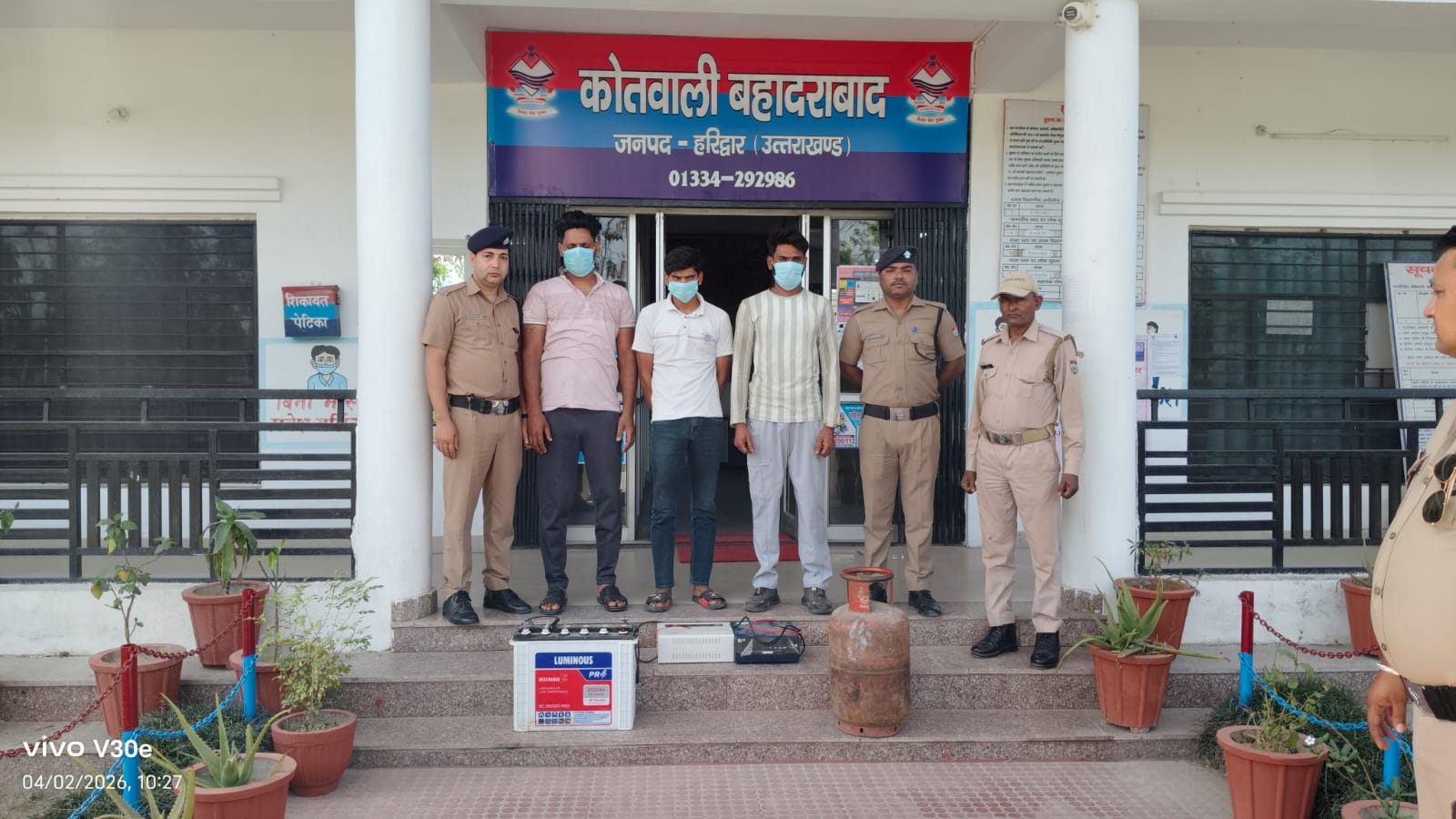 ऑफिस से चोरी हुआ इनवर्टर, एसी और गैस सिलेंडर समेत पिकअप बरामद