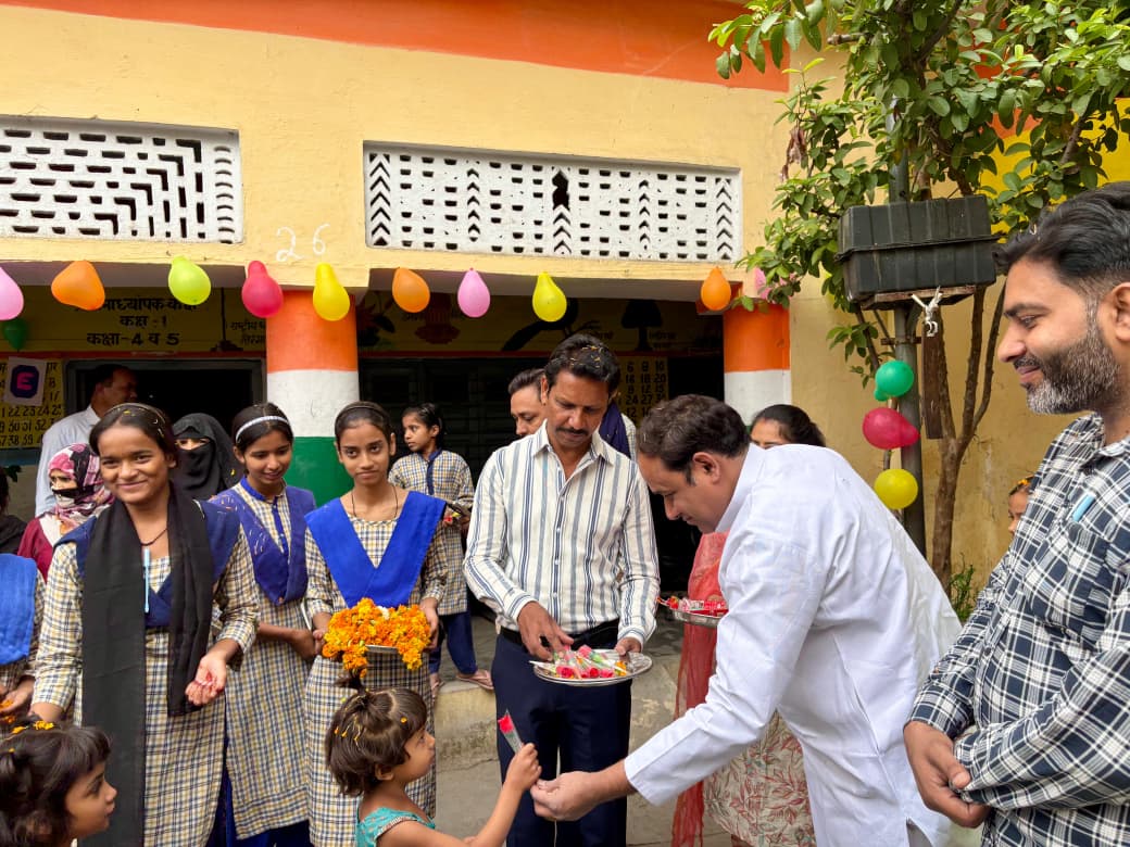 मंगलौर के सरकारी स्कूलों में मना ‘प्रवेशोत्सव’, चेयरमैन मोहिउद्दीन अंसारी ने बच्चों का किया भव्य स्वागत