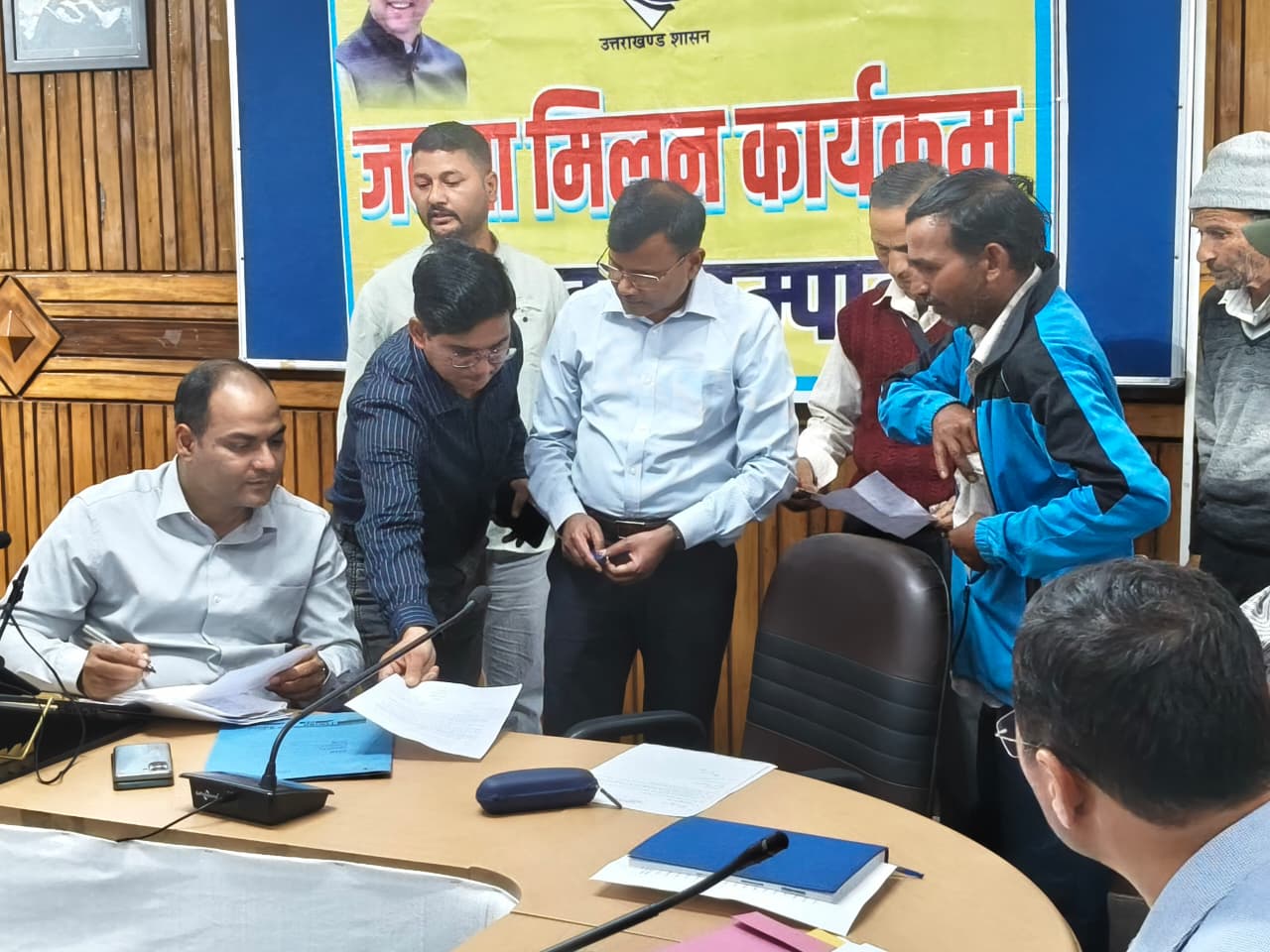 जिलाधिकारी मनीष कुमार का सख्त रुख, जनता मिलन में 59 शिकायतों पर त्वरित कार्रवाई।