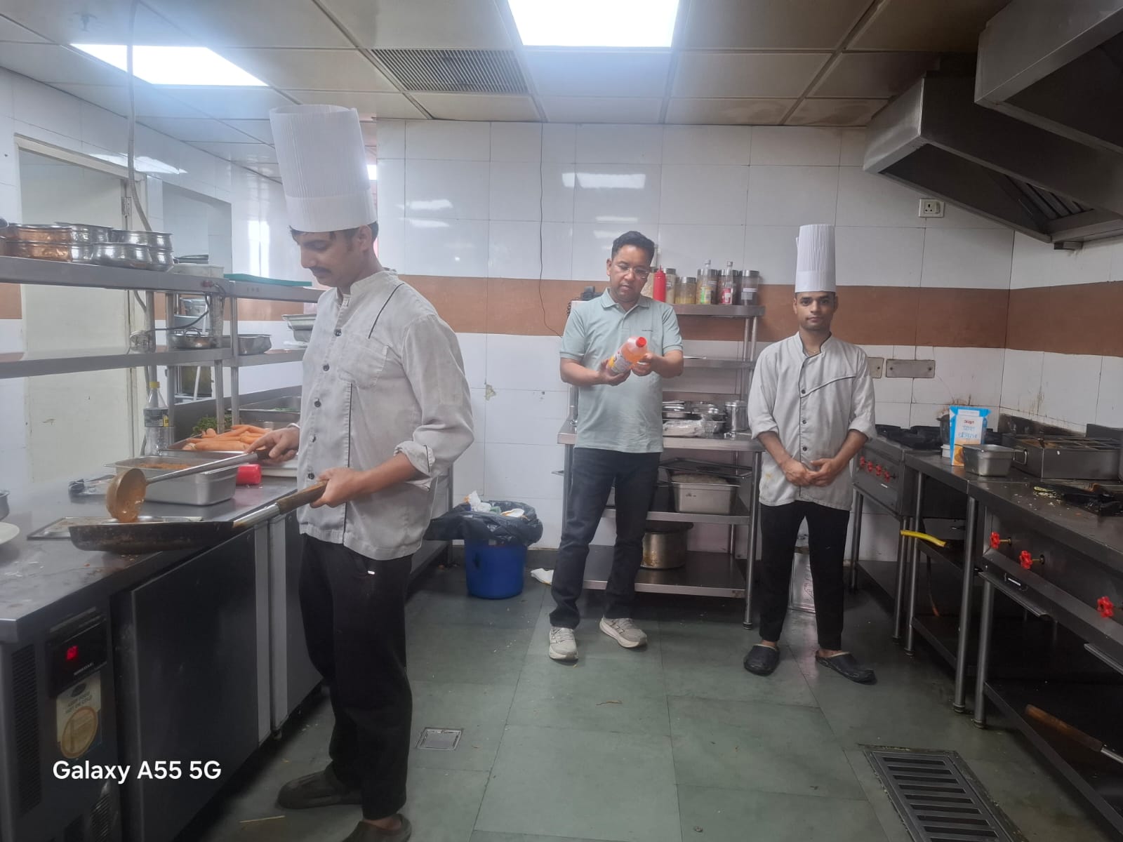 जनपद में खाद्य पदार्थों में किसी भी प्रकार से कोई मिलावट न हो, इसके लिए जिलाधिकारी मयूर दीक्षित ने खाद्य सुरक्षा विभाग को निरंतर छापेमारी की कार्यवाही के निर्देश दिए गए है