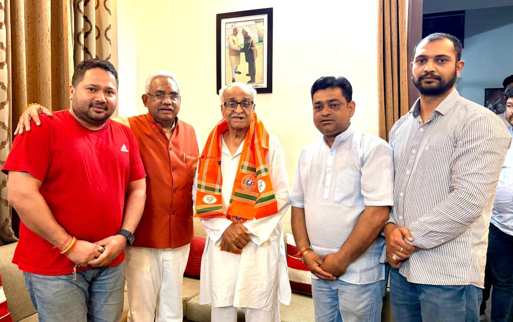 भाजपा के स्थापना दिवस के अवसर पर जनसंघ के समय के वरिष्ठ नेता पूर्व पालिकाध्यक्ष अध्यक्ष राजकुमार अरोड़ा को कैबिनेट मंत्री मदन कौशिक ने किया सम्मानित