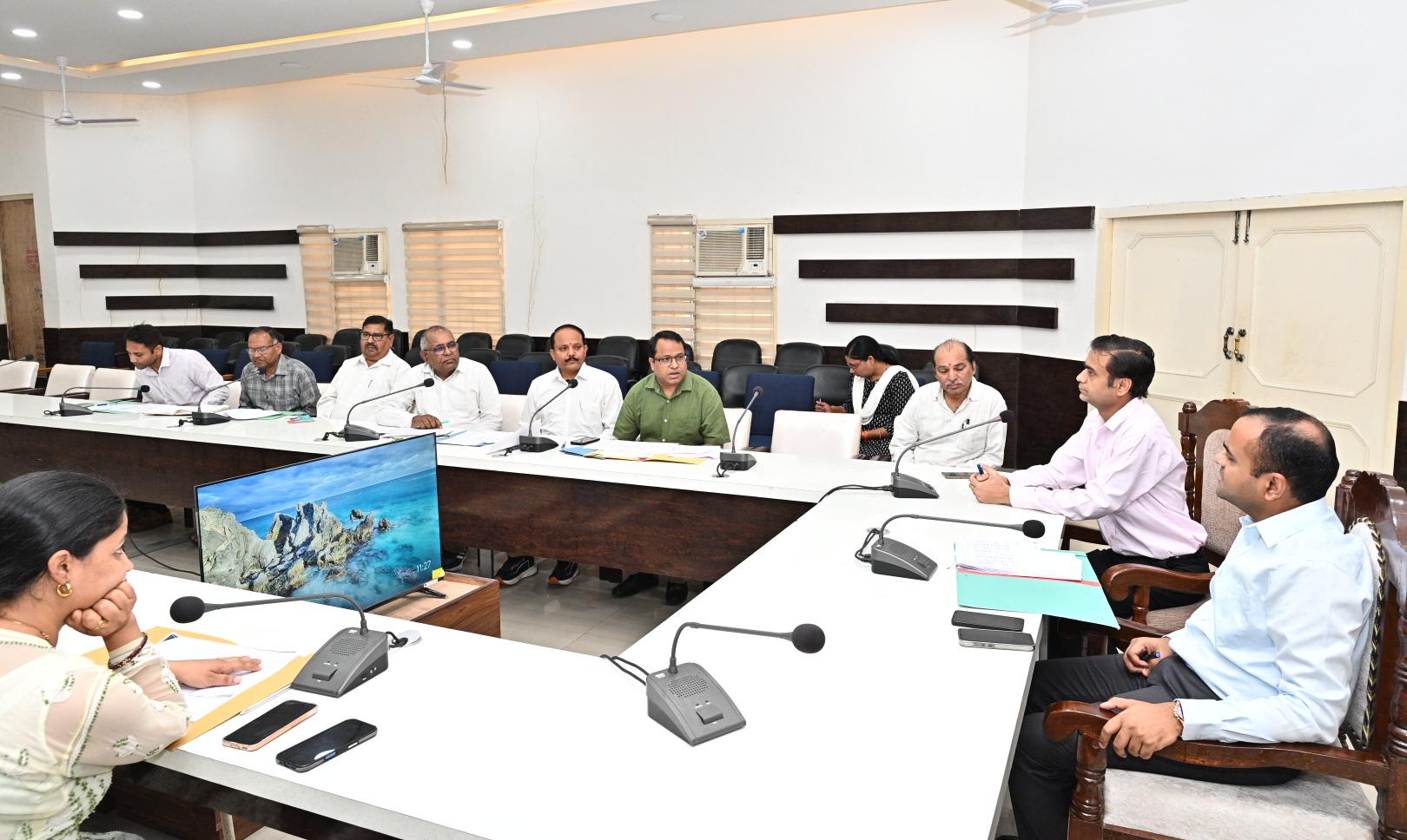 राजस्व प्राप्ति के लिए शत प्रतिशत लक्ष्य हासिल करने के लिए जिलाधिकारीने दिए निर्देश