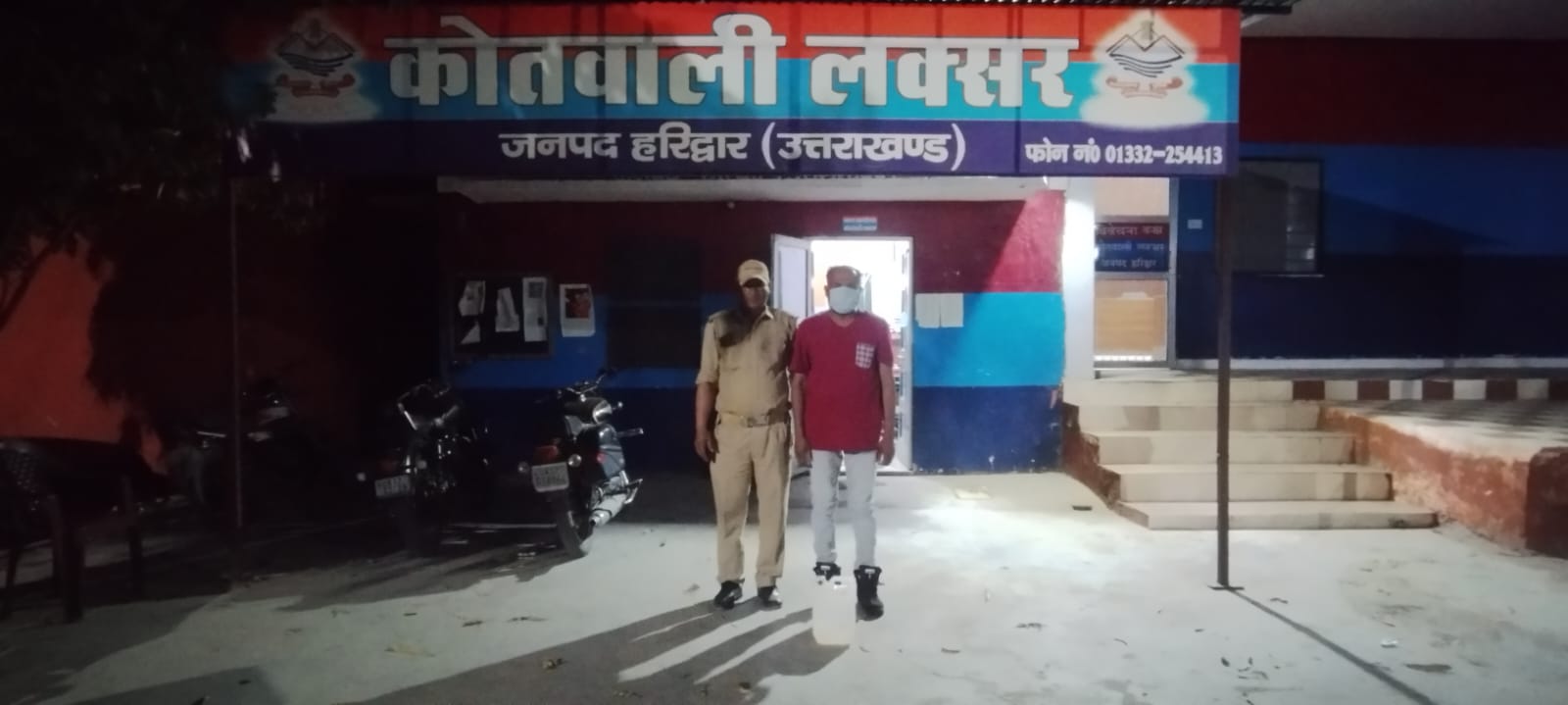 अवैध कच्ची शराब के साथ तस्कर को लक्सर पुलिस ने दबोचा, पांच लीटर शराब बरामद