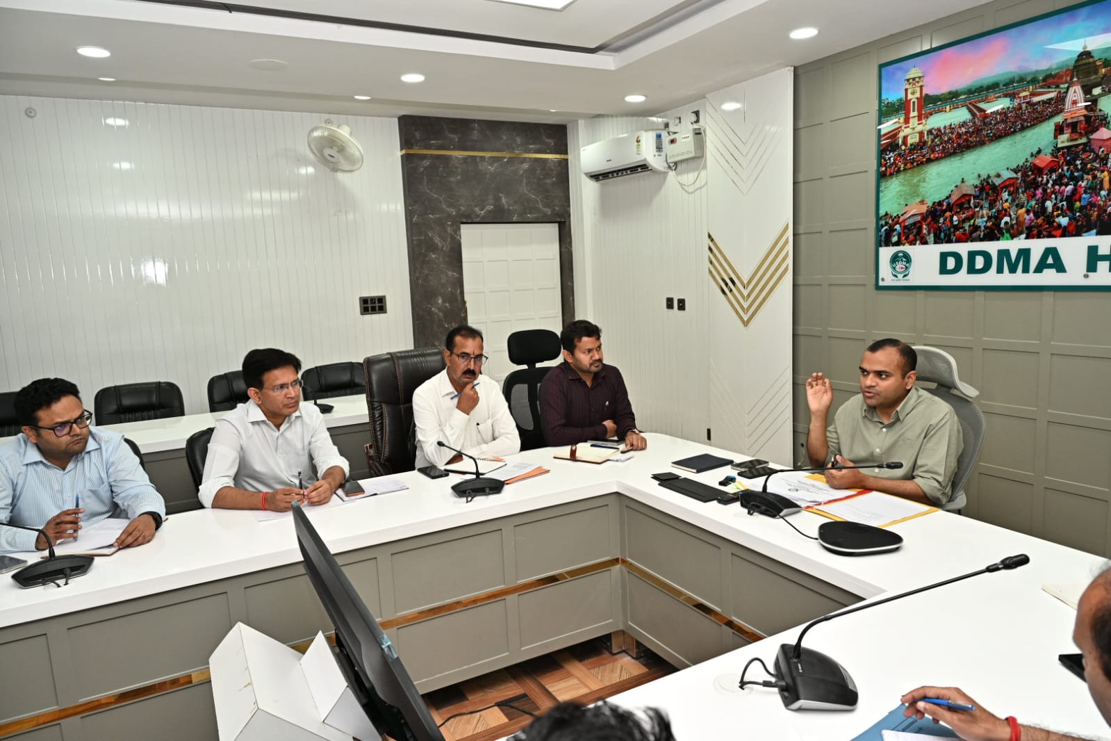 जनगणना कार्यों की धीमी प्रगति पर जिलाधिकारी ने नाराजगी व्यक्त करते हुए जनगणना कार्य को शीर्ष प्राथमिकता से पूर्ण करने के दिए निर्देश