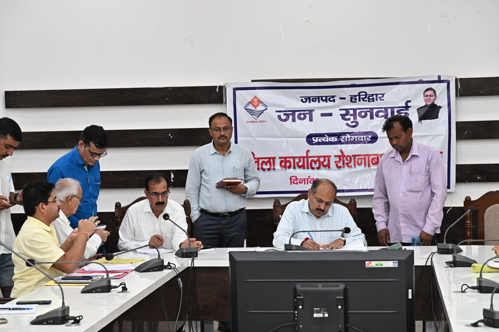 जनपद वासियों की समस्याओं का त्वरित निराकरण करने के लिए जिलाधियारी मयूर दीक्षित की जनपद में की गई अभिनव पहल