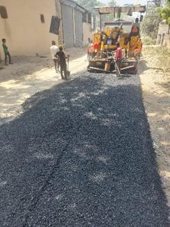 सीवरेज के लिए खोदी गई सड़कों पर दिन-रात चल रहा मरम्मत कार्य