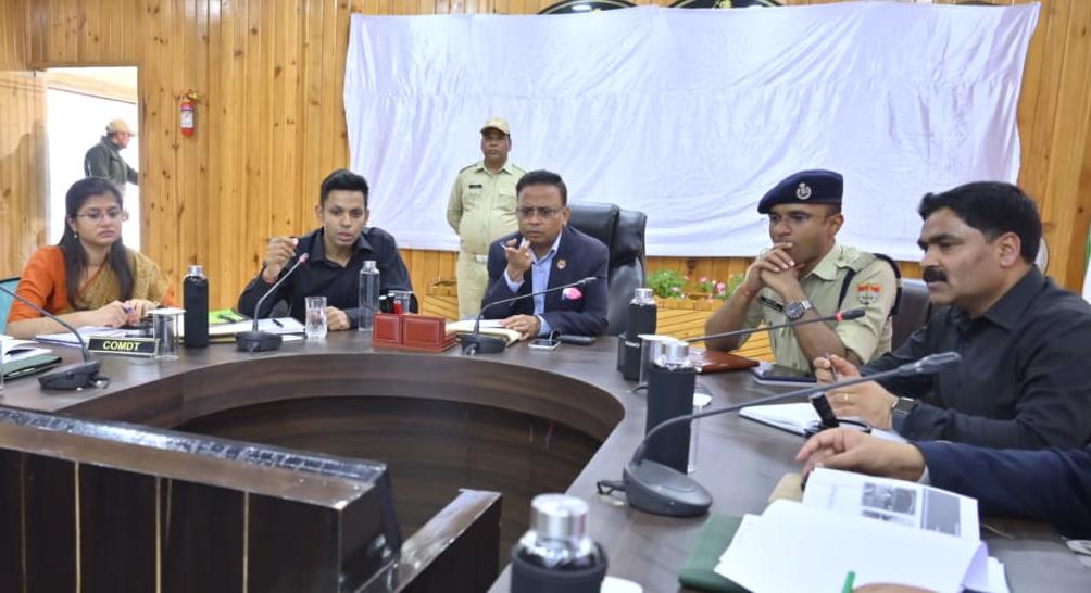 प्रमुख सचिव रमेश कुमार सुधांशु ने रानीखेत में विकास कार्यों की समीक्षा की