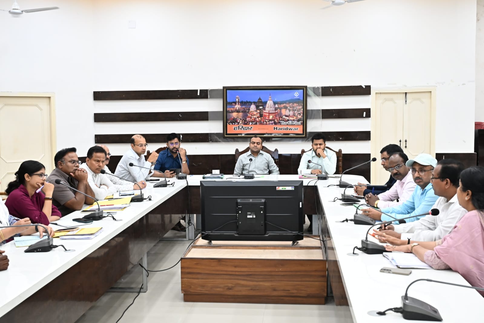 मां गंगा को स्वच्छ एवं निर्मल रखने के लिए किसी भी दशा में कूड़ा-कचरा गंगा नदी में न जाए – जिलाधिकारी