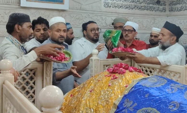 बॉलीवुड सिंगर शबाब साबरी ने साबिर पाक की दरगाह में हाजिरी दे मांगी अमनो-सलामती की दुआएं